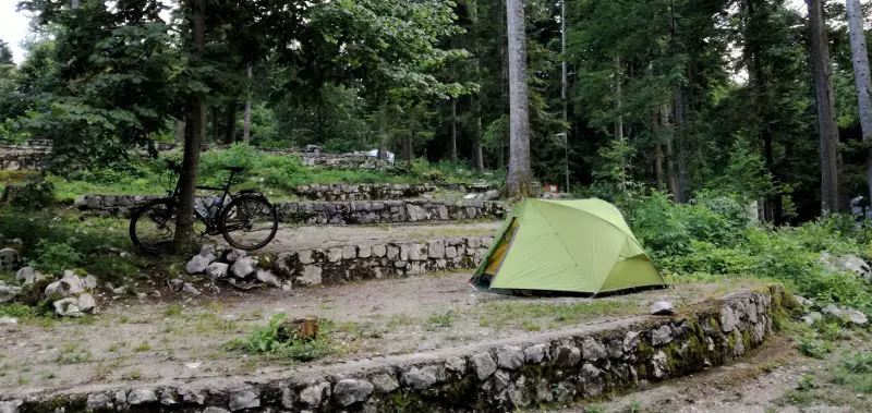 Campingplatz im Wald