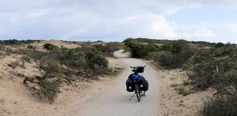 Fahrradfahrt hinter den Dünen.
