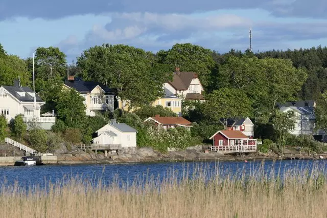finnische Häuserkulisse am See