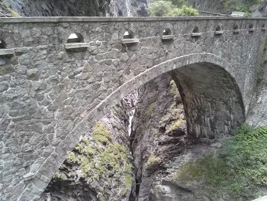 Steinbrücke über eine Schlucht in der Schweiz