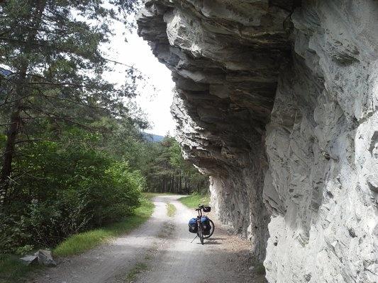 Fahrradweg an einer Steinwand in der Schweiz